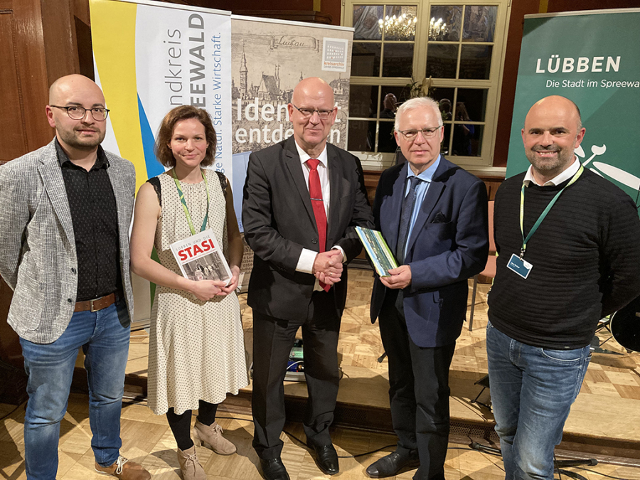 Zu sehen sind bei der Ausstellungseröffnung „Lübben und die Stasi“ Thomas Mietk, Kreisarchivar LDS; Dr. Corinna Junker, Leiterin Museum Schloss Lübben; Stephan Loge, Landrat Landkreis Dahme-Spreewald; Rüdiger Sielaff, Autor; Jens Richter, Bürgermeister Lübben (Spreewald).