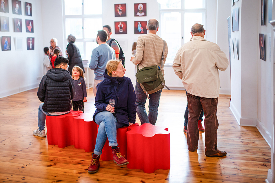 Zu sehen sind Besucher bei der Ausstellungseröffnung zu Weltenfrauen - Im Gewand der Vielfalt. Zu sehen sind Besucher bei der Ausstellungseröffnung zu Weltenfrauen - Im Gewand der Vielfalt.