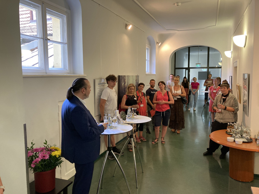 Sie sehen den Kulturdezernenten Stefan Wichary bei der Eröffnung der Austellung "14x Kunst im Landkreis".