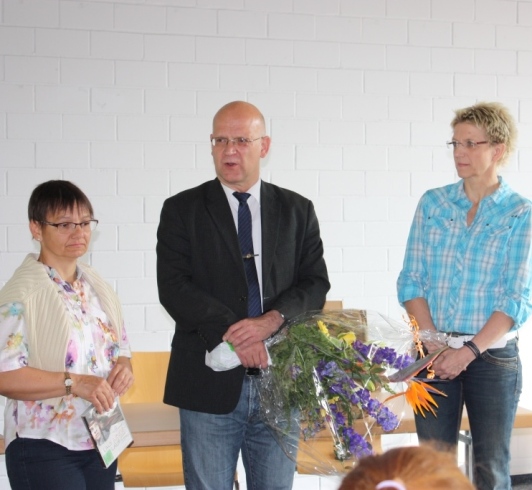 Landrat Herr Loge bei der Übergabe von Schulbüchern in Zeuthen