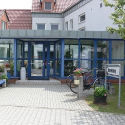 Zu sehen der Eingang des Brand- und Katastrophenschutzzentrums in Luckau.