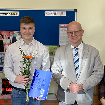 Zu sehen ist der erste Bauingenieursstudent Christoph Kaiser bei der Begrüßung durch Landrat Stephan Loge.