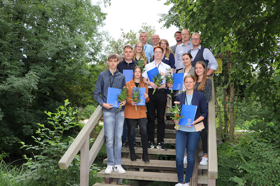 Die neuen Azubis und Studenten mit dem Sachgebietsleiter für Personal und Organisation Herrn Karsten Langner, dem Landrat Herrn Stephan Loge, der Studentenbeauftragten Frau Julia Hannig, dem Personalratsvorsitzenden Herrn Schulze, dem Auszubildendenbeauftragten Herrn Sten Schwabe und dem Vorsitzenden der Jugend- und Auszubildendenvertretung (aus 2022) Herrn Robin Dyrda.