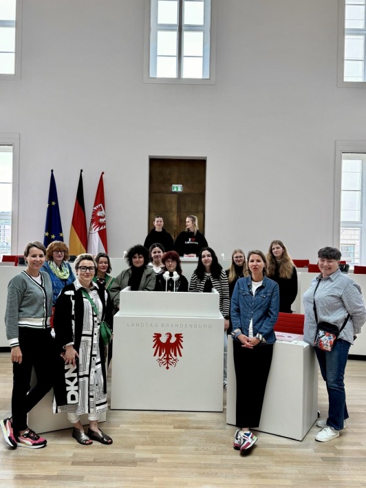 Girls without Borders 2025 im Landtag Teilnehmerinnen von Girls without boeders im Potsdamer Landtag