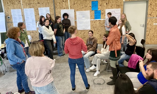 Girls without borders 2025 Diskussion Eine Gruppe junger Frauen diskutieren