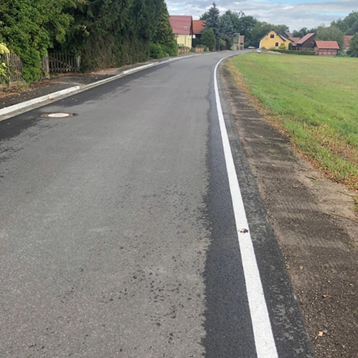 Neue Straße durch Ortschaft