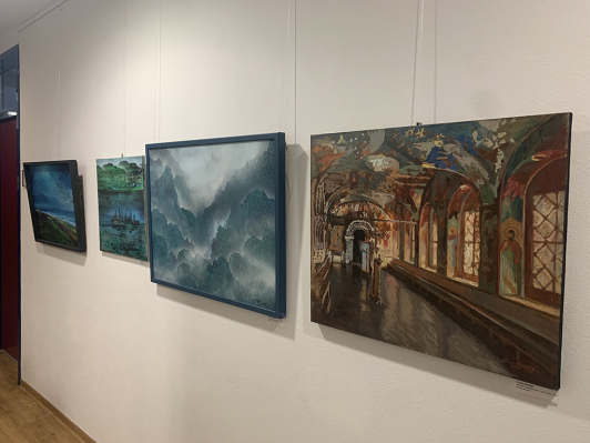 Zu sehen ist eine Bildauswahl der Begleitausstellung „Unterwegs. Reisebilder – Bilderreisen“.