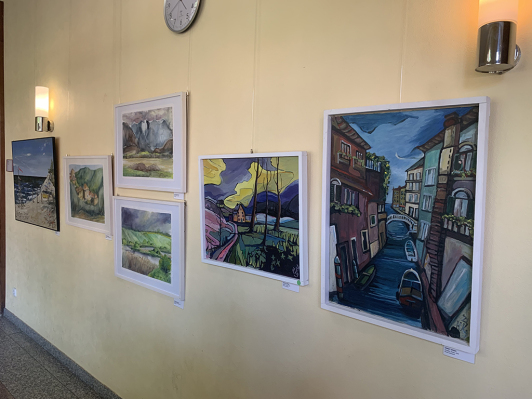 Zu sehen ist eine Bildauswahl der Begleitausstellung „Unterwegs. Reisebilder – Bilderreisen“.