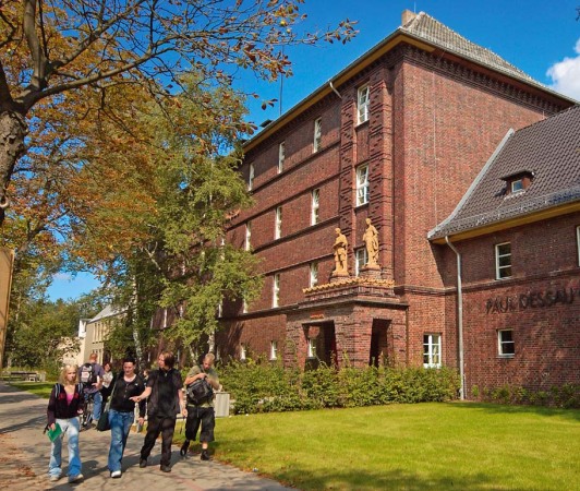 Die Gesamtschule Paul Dessau in Zeuthen in der Außenansicht. 