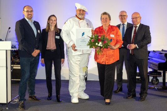 Preisträger „Zum Brotsommelier“ Kategorie 1-10 v.l.n.r. Björn Langner (Bürgermeister Gemeinde Heidesee) Manja Bonin (Geschäftsführerin der Handwerkskammer Cottbus)  Holger Schüren (Bäckermeister Zum Brotsommelier) Jana Schüren (Geschäftsführerin und Bäckermeisterin Zum Brotsommelier) Gerhard Janßen (Geschäftsführer der Wirtschaftsförderung Dahme-Spreewald) Stephan Loge (Landrat im LDS) - © Michael Setzpfandt