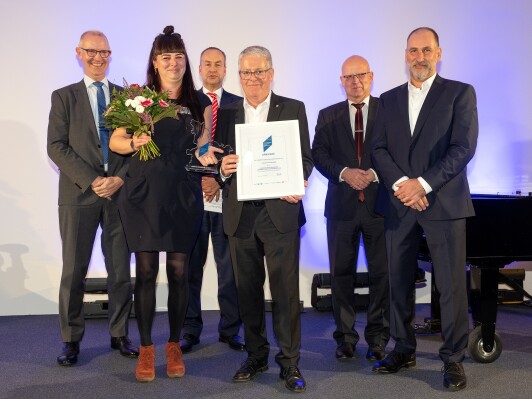 Preisträger „airkom Druckluft GmbH“ Kategorie 11-50 v.l.n.r:  Gerhard Janßen (Geschäftsführer der Wirtschaftsförderung Dahme-Spreewald) Anne Damm (Geschäftsinhaberin airkom Druckluft GmbH) Andreas Schulz (Vorstandsvorsitzender der Mittelbrandenburgischen Sparkasse)  Jens Warnken (Geschäftsführung airkom Druckluft GmbH) Stephan Loge (Landrat im LDS)  Frank Nerlich (Bürgermeister Stadt Wildau) - © Michael Setzpfandt