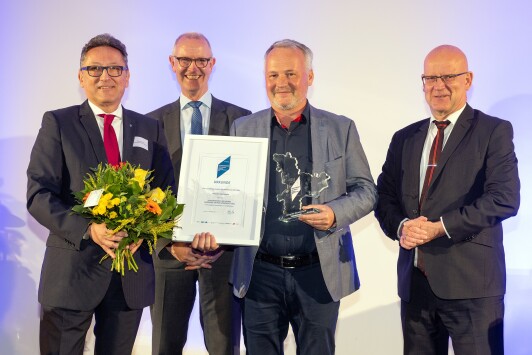 Preisträger „HAUSTECHNIK Morgner“ Kategorie 11-50 v.l.n.r:  Dr. Milos Stefanovic (Geschäftsführer der Bürgschaftsbank Brandenburg) Gerhard Janßen (Geschäftsführer der Wirtschaftsförderung Dahme-Spreewald) Dipl.-Ing.(FH) Knut Morgner (Geschäftsführer HAUSTECHNIK Morgner) Stephan Loge (Landrat im LDS) - © Michael Setzpfandt
