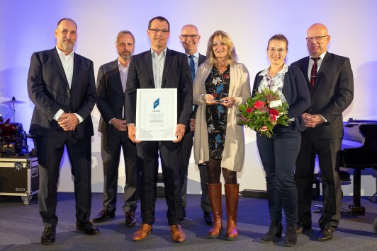 Preisträger „McPhy Energy Deutschland GmbH“ Kategorie 51-100 v.l.n.r Frank Nerlich (Bürgermeister Stadt Wildau) Kristian Kreyes (Bereichsleiter des Förderbereiches Wirtschaft, Investitionsbank des Landes Brandenburg)  Alexander Picco(Chief Project Management Officer McPhy Energy Deutschland GmbH) Gerhard Janßen (Geschäftsführer der Wirtschaftsförderung Dahme-Spreewald) Susan Hübner (Leiterin Controlling, Finanzen und Administration McPhy Energy Deutschland GmbH) Stefanie Rudolf (Personal und Administration McPhy Energy Deutschland GmbH) Stephan Loge (Landrat im LDS) - © Michael Setzpfandt