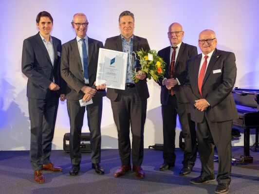 Preisträger „DACHSER SE“ Kategorie plus 100 v.l.n.r. André Jasper (Geschäftsführer der Klinikum Dahme-Spreewald GmbH)  Gerhard Janßen (Geschäftsführer der Wirtschaftsförderung Dahme-Spreewald) Olaf Schmidt (General Manager DACHSER SE) Stephan Loge (Landrat im LDS)  Christian Hentschel (Bürgermeister Gemeinde Schönefeld) - © Michael Setzpfandt