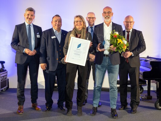 Preisträger „Deutsches Elektronen-Synchrotron DESY“ Kategorie öffentliche Institutionen v.l.n.r: Dr. Steffen Kammradt (Sprecher der Geschäftsführung der Wirtschaftsförderung Land Brandenburg GmbH)  Sven Herzberger (Bürgermeister Gemeinde Zeuthen) Ulrike Behrens (Leitung Kommunikation Deutsches Elektronen-Synchrotron DESY) Gerhard Janßen (Geschäftsführer der Wirtschaftsförderung Dahme-Spreewald) Prof. Dr. Christian Stegmann (Standortleitung und Direktor für Astroteilchenphysik Deutsches Elektronen-Synchrotron DESY) Stephan Loge (Landrat im LDS) - © Michael Setzpfandt