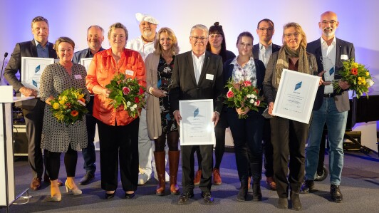 alle Preisträger Wettbewerb „Unternehmen des Jahres Landkreis Dahme-Spreewald 2022“ v.l.n.r: Olaf Schmidt (General Manager DACHSER SE) Anja Morgner (Betriebswirtin HAUSTECHNIK Morgner) Knut Morgner (Geschäftsführer HAUSTECHNIK Morgner) Jana Schüren (Geschäftsführerin und Bäckermeisterin Zum Brotsommelier) Holger Schüren (Bäckermeister Zum Brotsommelier) Susan Hübner (Leiterin Controlling, Finanzen und Administration McPhy Energy Deutschland GmbH) Jens Warnken (Geschäftsführung airkom Druckluft GmbH) Anne Damm (Geschäftsinhaberin airkom Druckluft GmbH) Stefanie Rudolf (Personal und Administration McPhy Energy Deutschland GmbH) Alexander Picco (Chief Project Management Officer McPhy Energy Deutschland GmbH) Ulrike Behrens (Leitung Kommunikation Deutsches Elektronen-Synchrotron DESY) Prof. Dr. Christian Stegmann (Standortleitung und Direktor für Astroteilchenphysik Deutsches Elektronen-Synchrotron DESY) - © Michael Setzpfandt