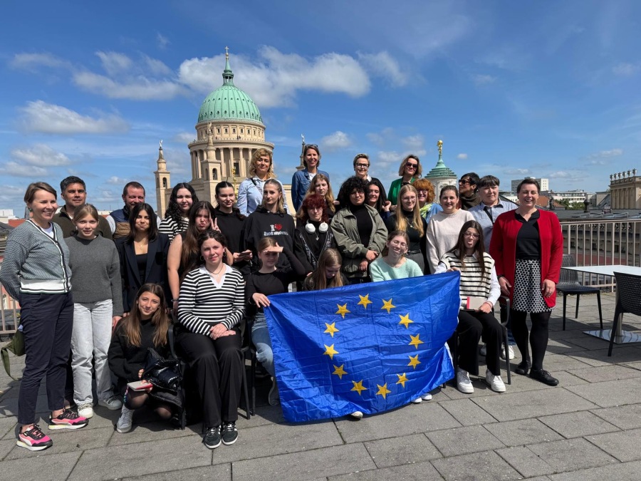 Eine GRuppe Frauen und Mädchen mit einer Europaflagge