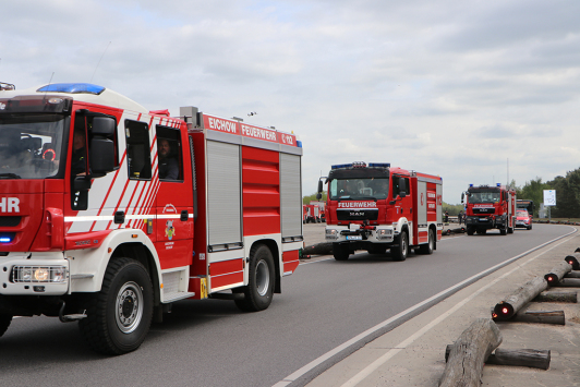 Zu sehen ist das Anrücken der Brandschutzeinheit aus Spree-Neiße und Cottbus am Bereitstellungsraum.