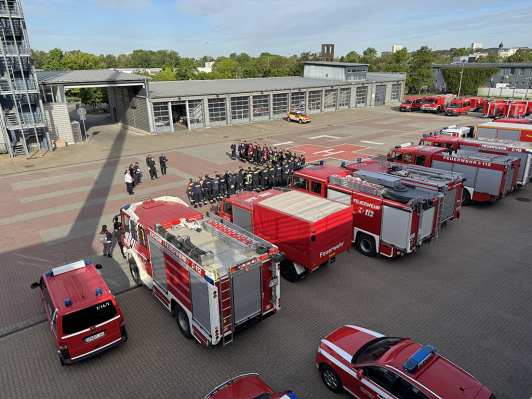 Zu sehen sind die Brandschutzeinheiten SPN und CB vor der Abfahrt zum Bereitstellungsraum.