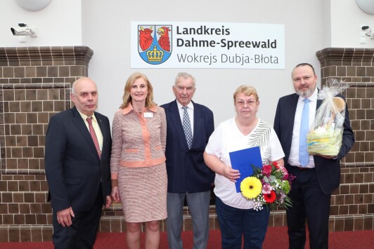 v.l.n.r. Dieter Freihoff, Bürgermeister der Gemeinde Märkische Heide; Susanne Rieckhof, stellv. Landrätin des Landkreises Dahme-Spreewald; Wolfgang Grunert, Kreisseniorenbeauftragter Dahme-Spreewald; Dagmar Schlickeisen; Stefan Wichary, Sozialdezernent im Landkreis Dahme-Spreewald v.l.n.r. Dieter Freihoff, Bürgermeister der Gemeinde Märkische Heide; Susanne Rieckhof, stellv. Landrätin des Landkreises Dahme-Spreewald; Wolfgang Grunert, Kreisseniorenbeauftragter Dahme-Spreewald; Dagmar Schlickeisen; Stefan Wichary, Sozialdezernent im Landkreis Dahme-Spreewald