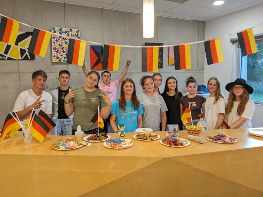 Jugendliche präsentieren deutsches Essen