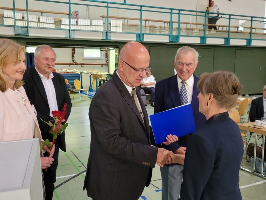 Landrat Stephan Loge bedankt sich bei Frau Dr. Sigrid Henße