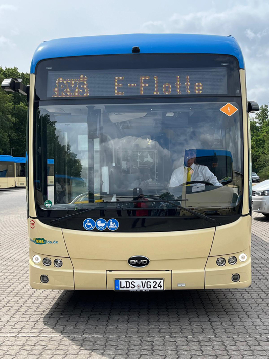 Zu sehen ist ein einzelner neuer E-Bus der Regionale Verkehrsgesellschaft Dahme-Spreewald. Zu sehen ist ein einzelner neuer E-Bus der Regionale Verkehrsgesellschaft Dahme-Spreewald.