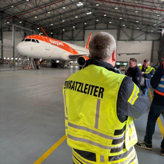 Die Übung fand am Flughafen BER im easy-Jet Hangar statt.