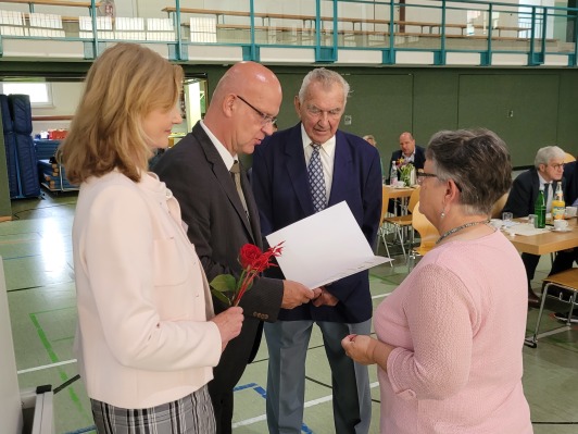 Edeltraud Pätzel nimmt den Dank für Christel Schönwälder herzlich entgegen