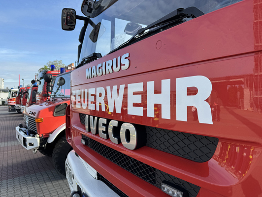 Zu sehen sind die Brandschutzeinheiten SPN und CB vor der Abfahrt zum Bereitstellungsraum.