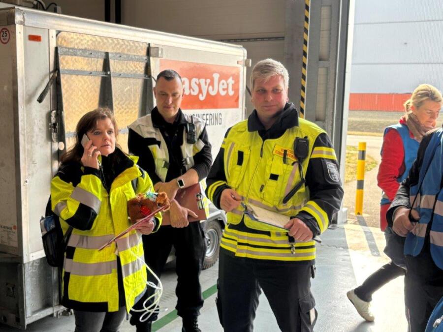 Gesundheitsamt und Flughafen Feuerwehr üben den Ernstfall.