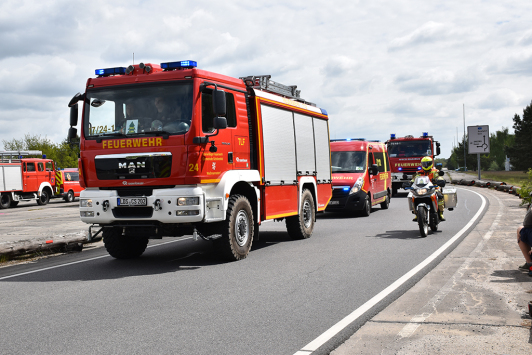 Zu sehen ist das Anrücken der Brandschutzeinheit aus Dahme-Spreewald am Bereitstellungsraum.