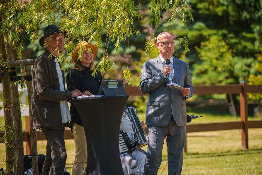 Die Eröffnung der 15. aquamediale-Kunstausstellung durch Landrat Stephan Loge, Projektleiterin Anika Meißner, Kurator Harald Larisch (von rechts).