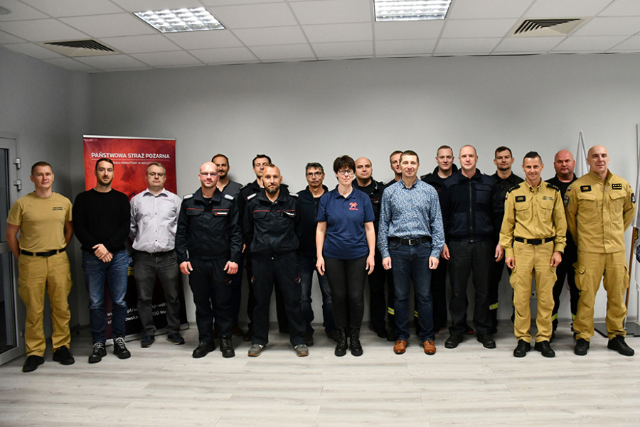 Zu sehen sind die Teilnehmer beim Besuch der Rettungs- und Löscheinheitsstelle der Staatlichen Feuerwehr Poznan am Flughafen Posen-Å&#129;awica.