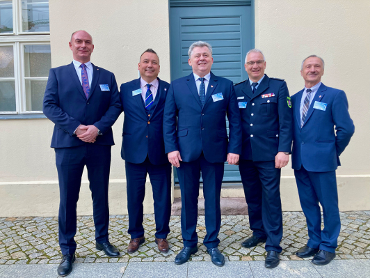 Zu sehen sind die LDS Preisträger 2024 des Landes Brandenburg mit Landrat Sven Herzberger.
