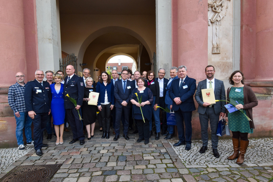 Zu sehen ist das Gruppenfoto der PreisträgerInnen Europaurkunde 2024.