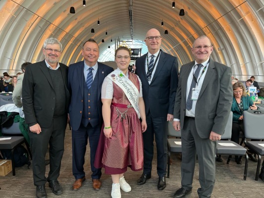 v.l.n.r.: Landesminister Axel Vogel, Landrat Sven Herzberger, Brandenburger Erntekönigin 2023/204 Pauline Hirschberg, Ministerpräsident Dietmar Woidke, wiedergewählter Präsident des Landesbauernverbandes Henrik Wendorff 