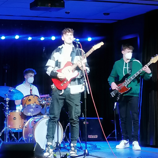 Das Foto zeigt das Pop/Rock-Konzert 2022 der Kreismusikschule Dahme-Spreewald.