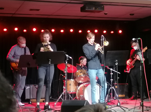 Das Foto zeigt das Pop/Rock-Konzert 2022 der Kreismusikschule Dahme-Spreewald. Das Foto zeigt das Pop/Rock-Konzert 2022 der Kreismusikschule Dahme-Spreewald.