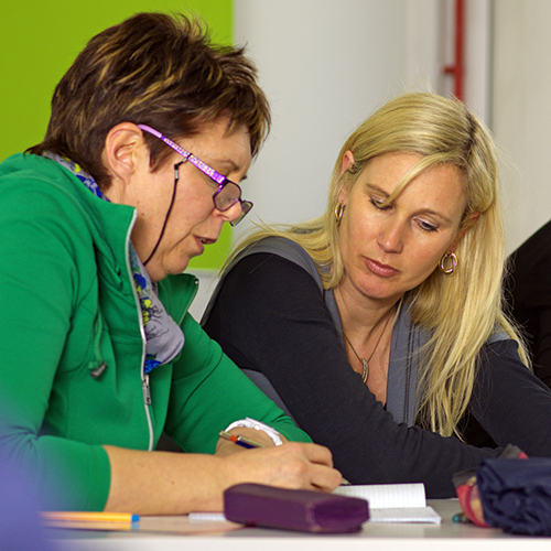 Zu sehen sind zwei Teilnehmerinnen während eines Workshop.