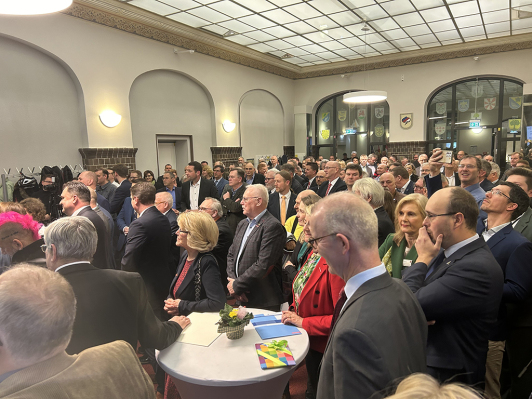 Zu sehen ist die Verabschiedung von Landrat Stephan Loge. Zu sehen ist die Verabschiedung von Landrat Stephan Loge.