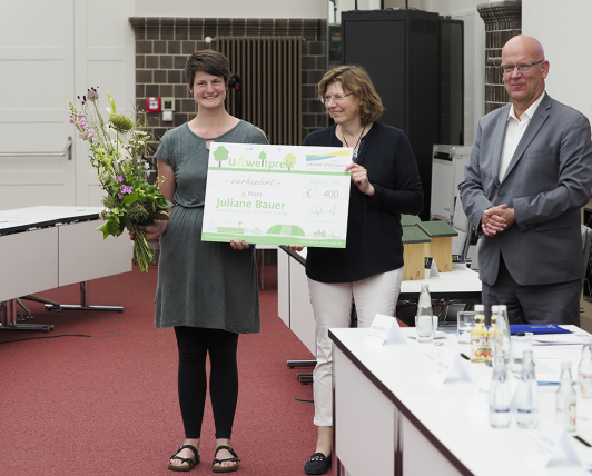 3. Platz Umweltpreis LDS 2023 v.l.n.r. Juliane Bauer aus Zeuthen, Umweltdezernentin Heike Zettwitz, Landrat Stephan Loge 3. Platz Umweltpreis LDS 2023 v.l.n.r. Juliane Bauer aus Zeuthen, Umweltdezernentin Heike Zettwitz, Landrat Stephan Loge