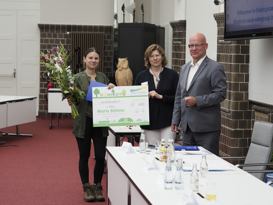 2. Platz Umweltpreis LDS 2023 v.l.n.r. Maria Böhme aus Königs Wusterhausen, Umweltdezernentin Heike Zettwitz, Landrat Stephan Loge 2. Platz Umweltpreis LDS 2023 v.l.n.r. Maria Böhme aus Königs Wusterhausen, Umweltdezernentin Heike Zettwitz, Landrat Stephan Loge