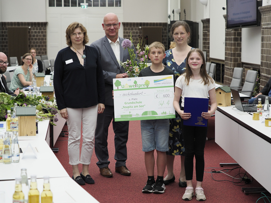 2. Platz Umweltpreis LDS 2023 v.l.n.r. Umweltdezernentin Heike Zettwitz, Landrat Stephan Loge, Schüler der Grundschule Teupitz Pete Schneider, Schülerin Uta Weißflog mit der Lehrerin Wiebke Steffen 2. Platz Umweltpreis LDS 2023 v.l.n.r. Umweltdezernentin Heike Zettwitz, Landrat Stephan Loge, Schüler der Grundschule Teupitz Pete Schneider, Schülerin Uta Weißflog mit der Lehrerin Wiebke Steffen