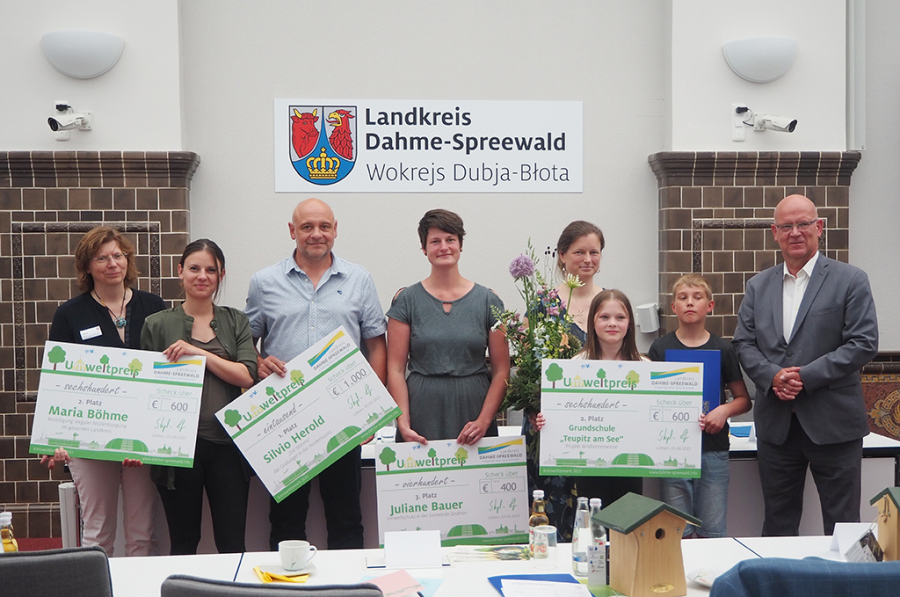 Umweltpreis LDS 2023 v.l.n.r. Umweltdezernentin Heike Zettwitz, Preisträgerin Maria Böhme, Preisträger Silvio Herold, Preisträgerin Juliane Bauer, Preisträger Grundschule Teupitz am See (Lehrerin Wiebke Steffen, Uta Weißflog, Pete Schneider), Landrat Stephan Loge Umweltpreis LDS 2023 v.l.n.r. Umweltdezernentin Heike Zettwitz, Preisträgerin Maria Böhme, Preisträger Silvio Herold, Preisträgerin Juliane Bauer, Preisträger Grundschule Teupitz am See (Lehrerin Wiebke Steffen, Uta Weißflog, Pete Schneider), Landrat Stephan Loge