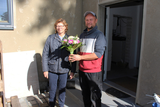 Im Namen aller Beteiligten gratulierte Heike Zettwitz, erste Beigeordnete und Dezernentin für Verkehr, Bauen, Umwelt und Wirtschaft des Landkreises Dahme- Spreewald, Familie Greth aus Schönefeld zur Inbetriebnahme des ersten Hausanschlusses im Rahmen des geförderten Glasfaserausbaus. Im Namen aller Beteiligten gratulierte Heike Zettwitz, erste Beigeordnete und Dezernentin für Verkehr, Bauen, Umwelt und Wirtschaft des Landkreises Dahme- Spreewald, Familie Greth aus Schönefeld zur Inbetriebnahme des ersten Hausanschlusses im Rahmen des geförderten Glasfaserausbaus.