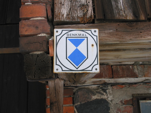 Schild eines Denkmals