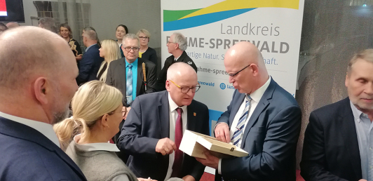 Zu sehen ist die Verabschiedung von Landrat Stephan Loge.