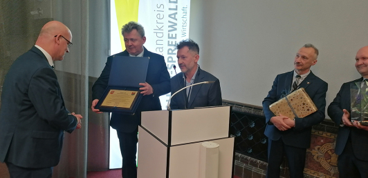 Zu sehen ist die Verabschiedung von Landrat Stephan Loge.