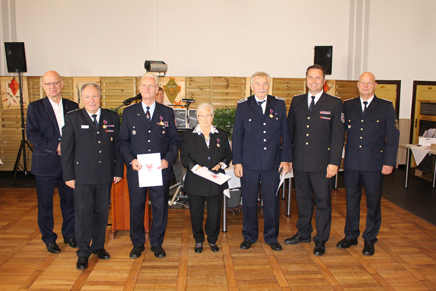 Zu sehen sind die Jubilare, welche für Ihre „Treuen Dienste“ in der Freiwilligen Feuerwehr geehrt wurden.